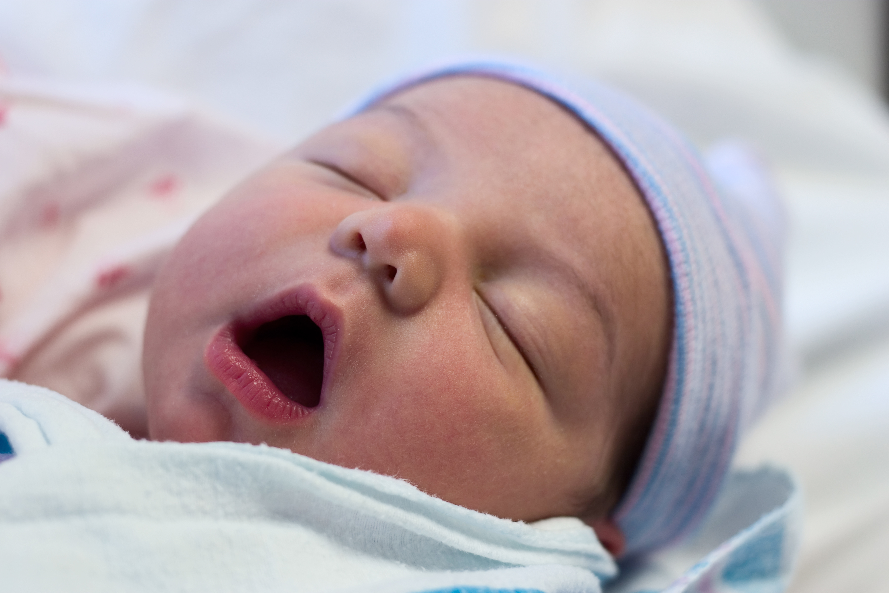 Новорожденный тяжело дышит. Новорожденный. Новорожденный ребенок с открытым ртом. Для новорожденных.